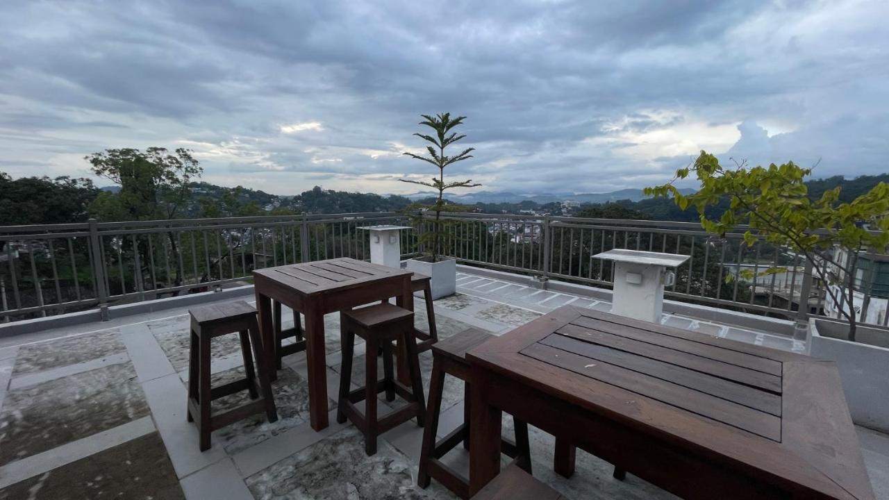 Sun Dove Suite แคนดี้ ภายนอก รูปภาพ