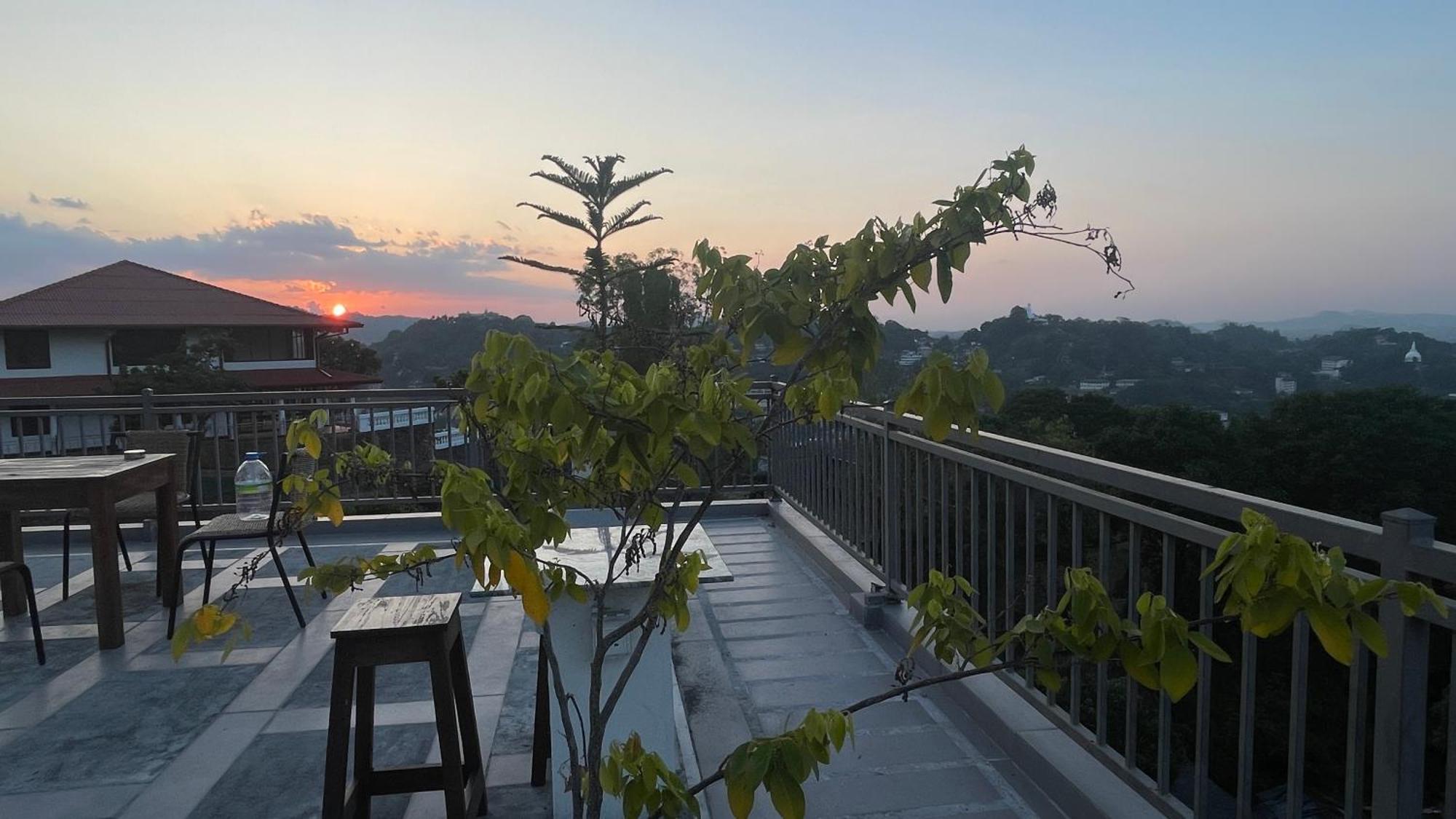 Sun Dove Suite แคนดี้ ภายนอก รูปภาพ