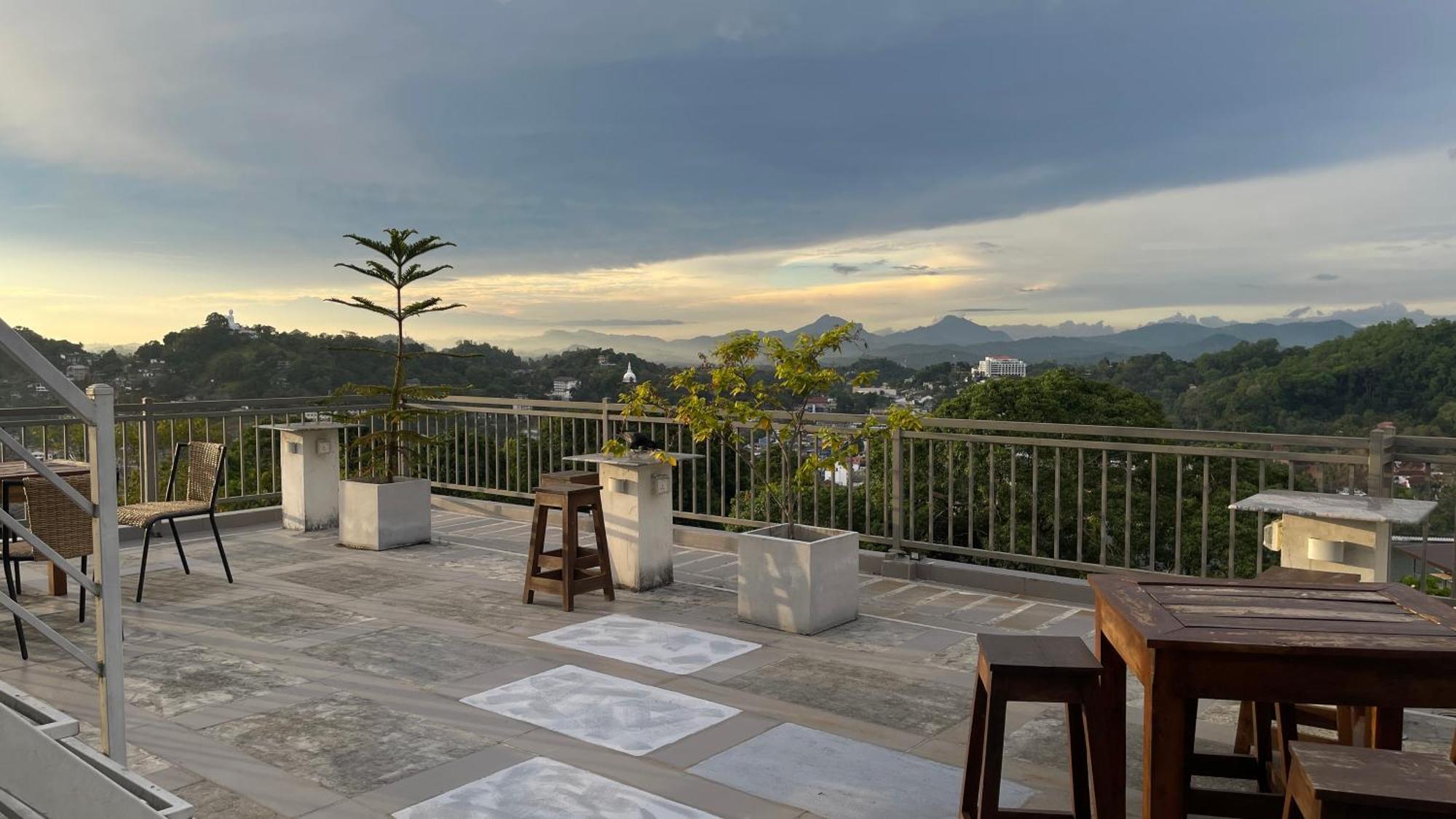 Sun Dove Suite แคนดี้ ภายนอก รูปภาพ