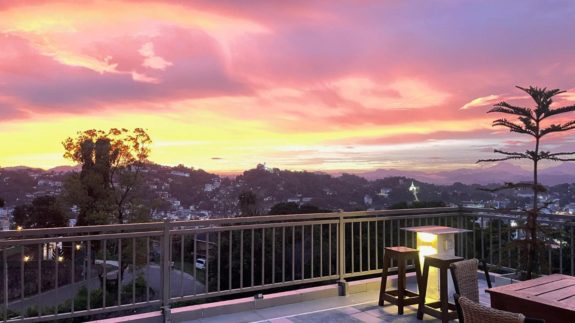 Sun Dove Suite แคนดี้ ภายนอก รูปภาพ